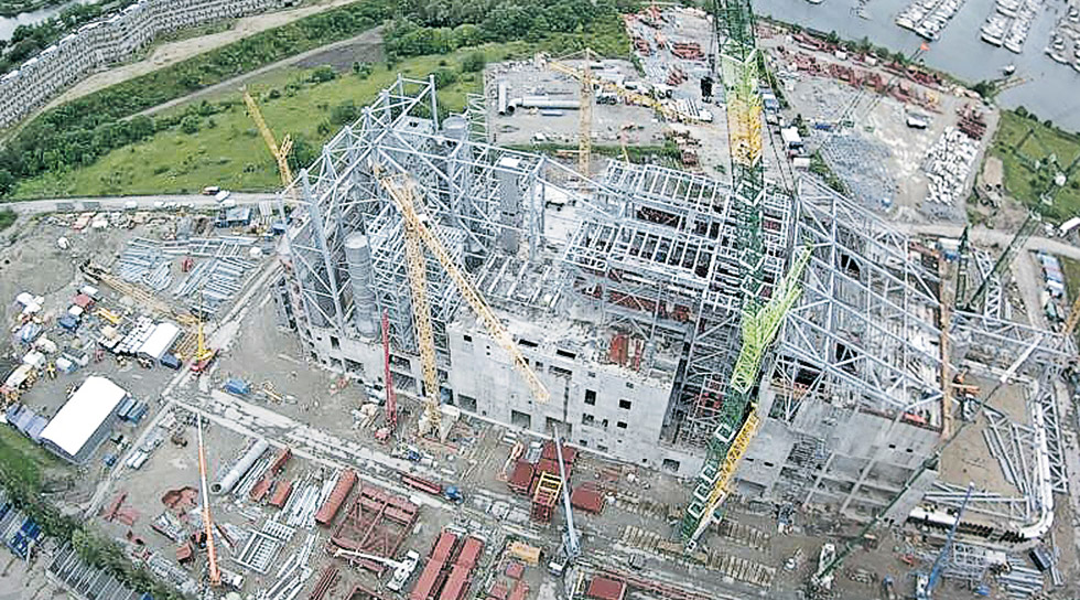 Der Baufortschritt im Juni 2015. Die Stahlbaukonstruktion für die 31.000 m² große Dachfläche nimmt allmählich Gestalt an.