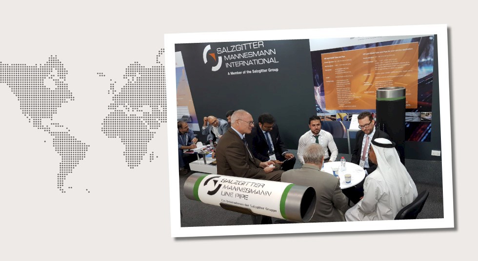 1. Abu Dhabi Burkhard Rossow und Ashish Visvaneth (v.l.) sowie Björn Steffes (2. v.r.) aus dem Büro Dubai von Salzgitter Mannesmann International im Kundengespräch auf der »Adipec 2016«.