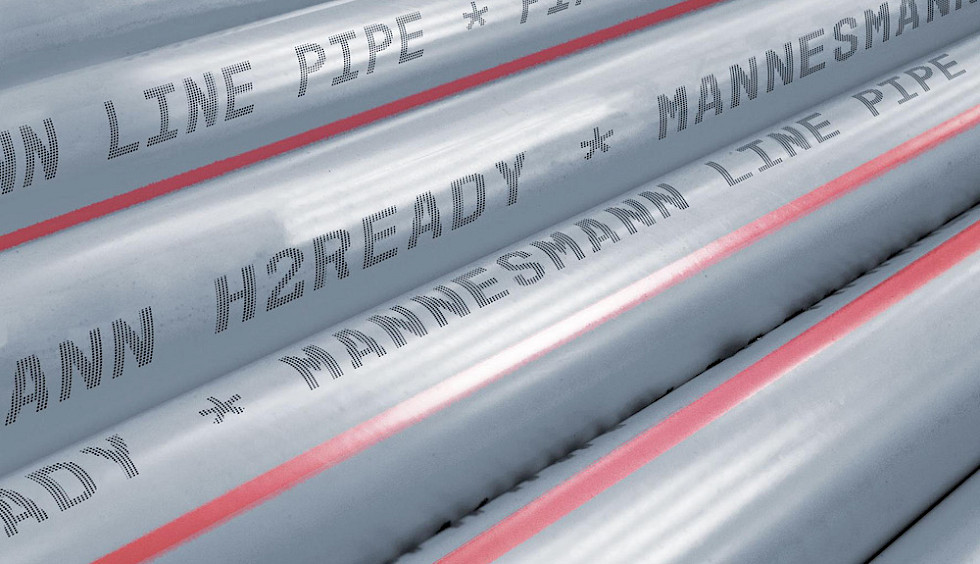 The pipes are produced at the Mannesmann mill in Siegen and coated in their gray-and-red design