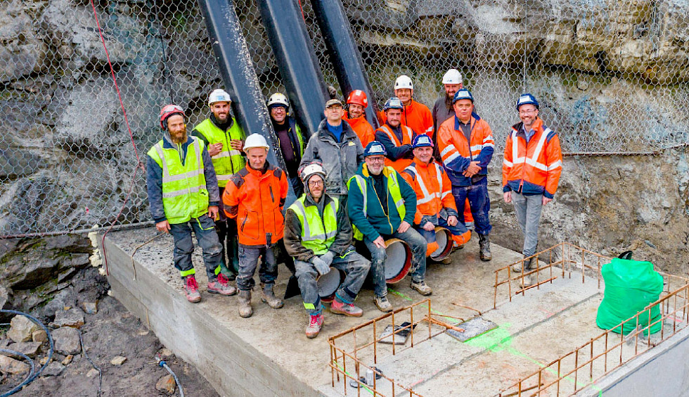 Anything but routine – the team of climbers, welders, crane operators and other employees of the construction companies and the client Vendée Eau proudly lined up once the job was done.